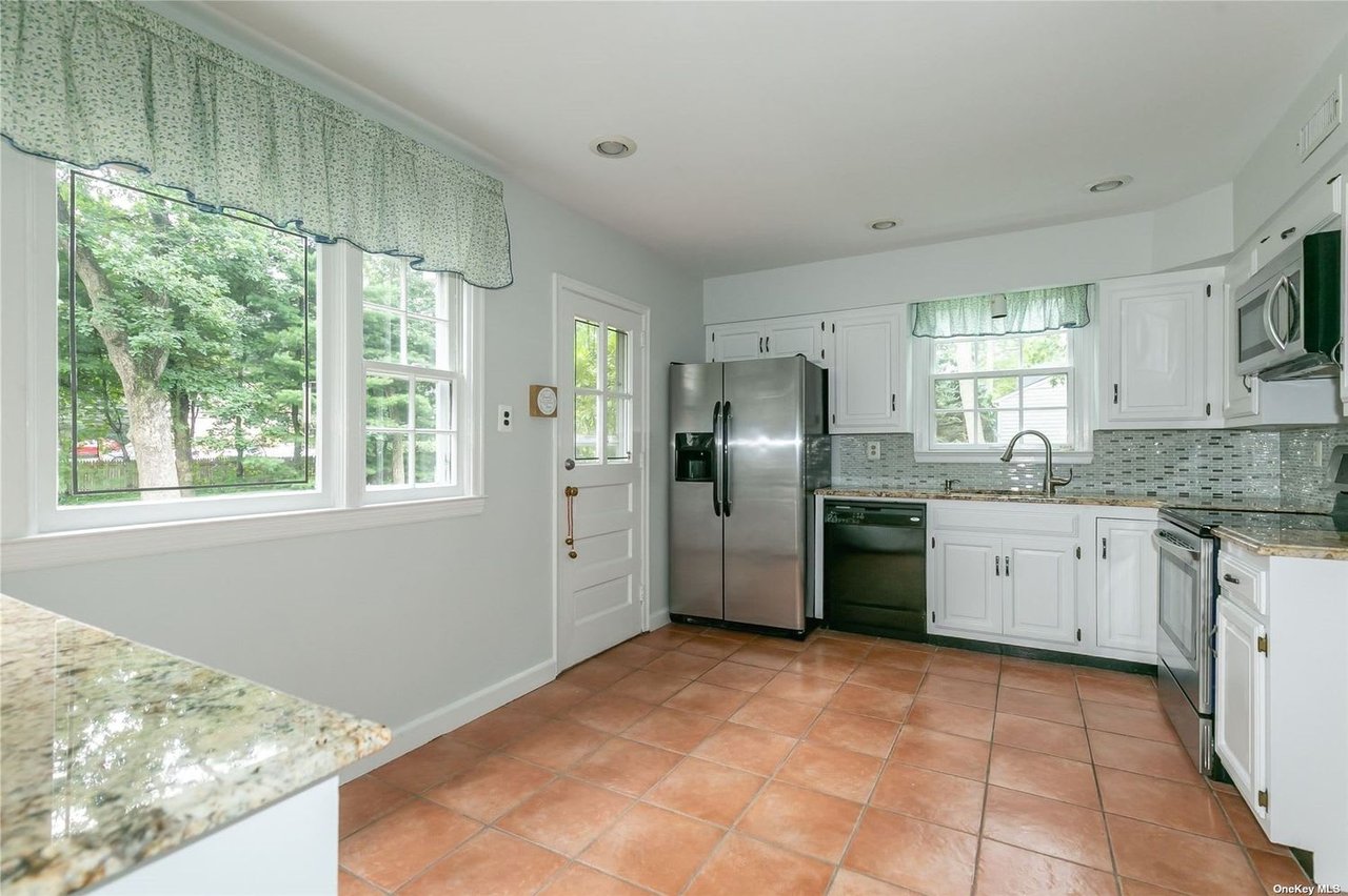 30 Colonial Dr, Huntington