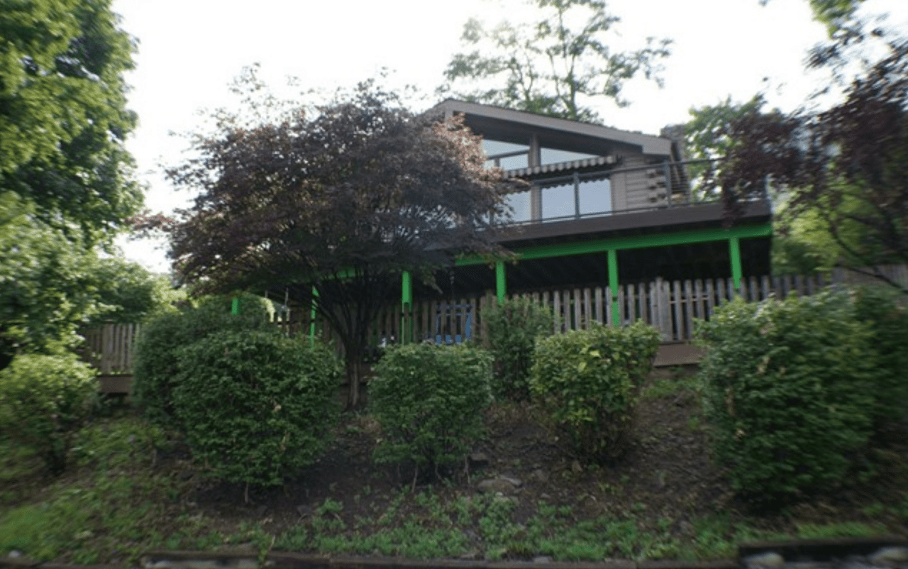 33 Colony Rd, Edgwater