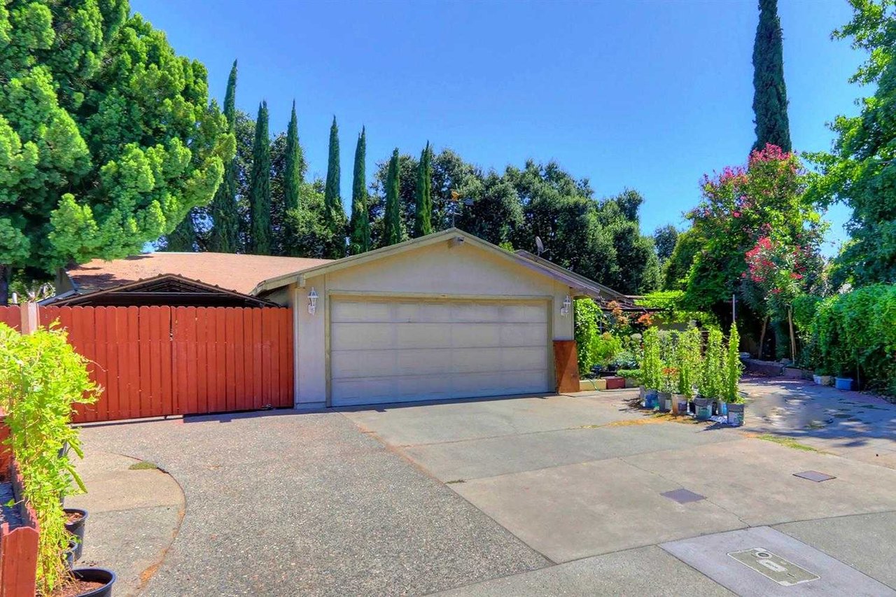 165 MOSSGLEN Circle