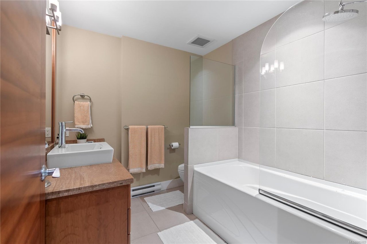 302-828 Rupert Terr, Victoria