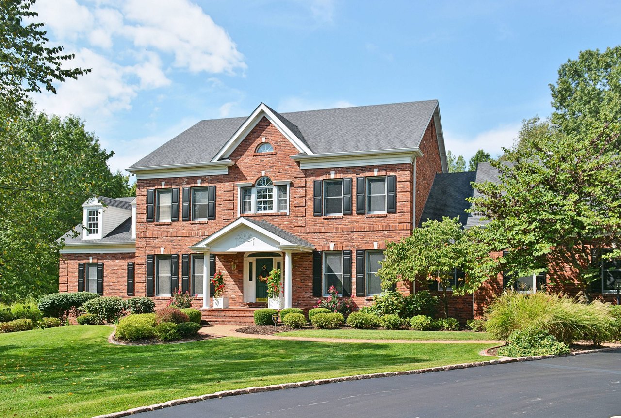 Traditional Frontenac Living on Quiet Culdesac