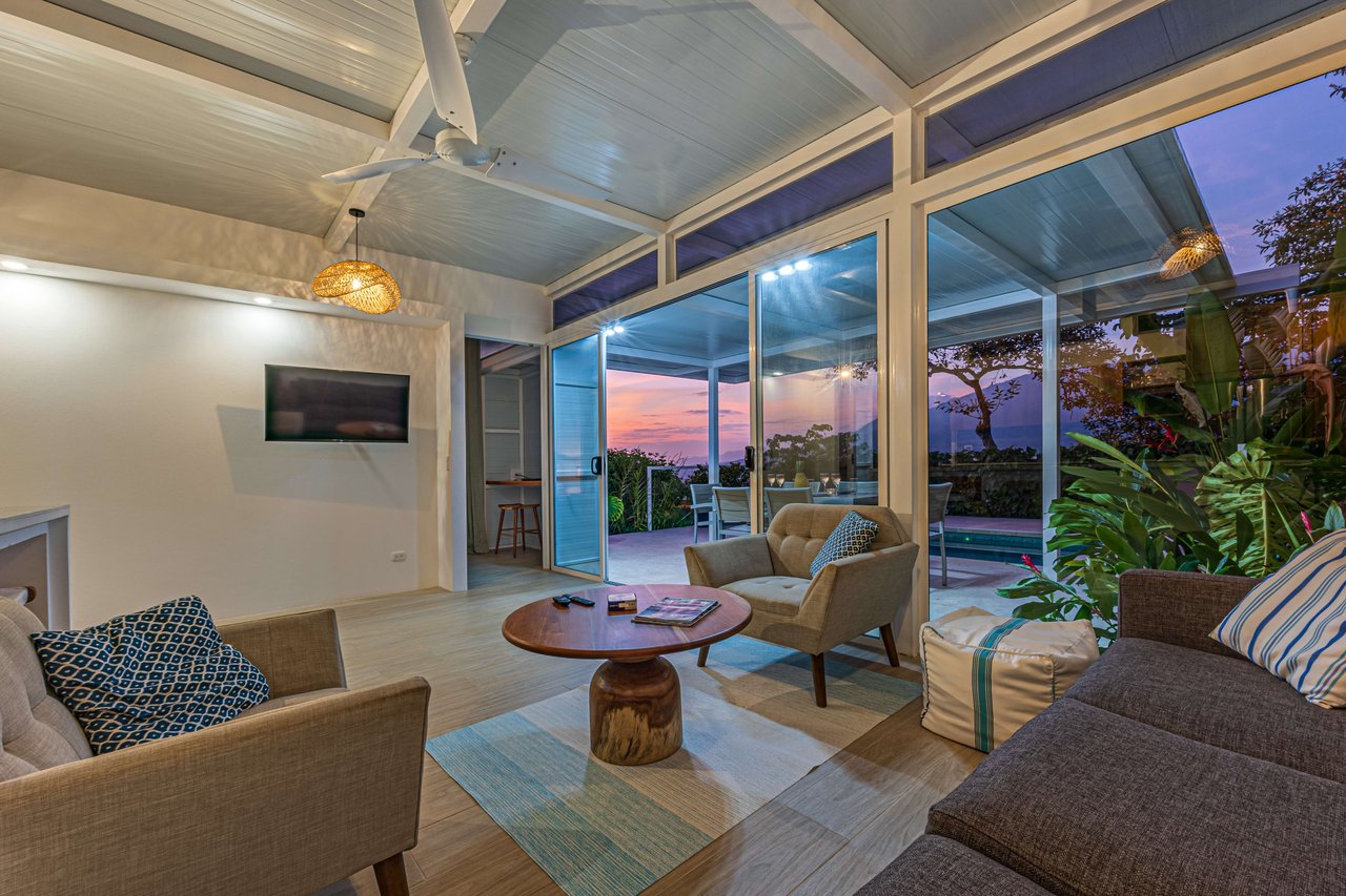 Casa Las Palmeras, Stunning Mountain and Ocean View Home