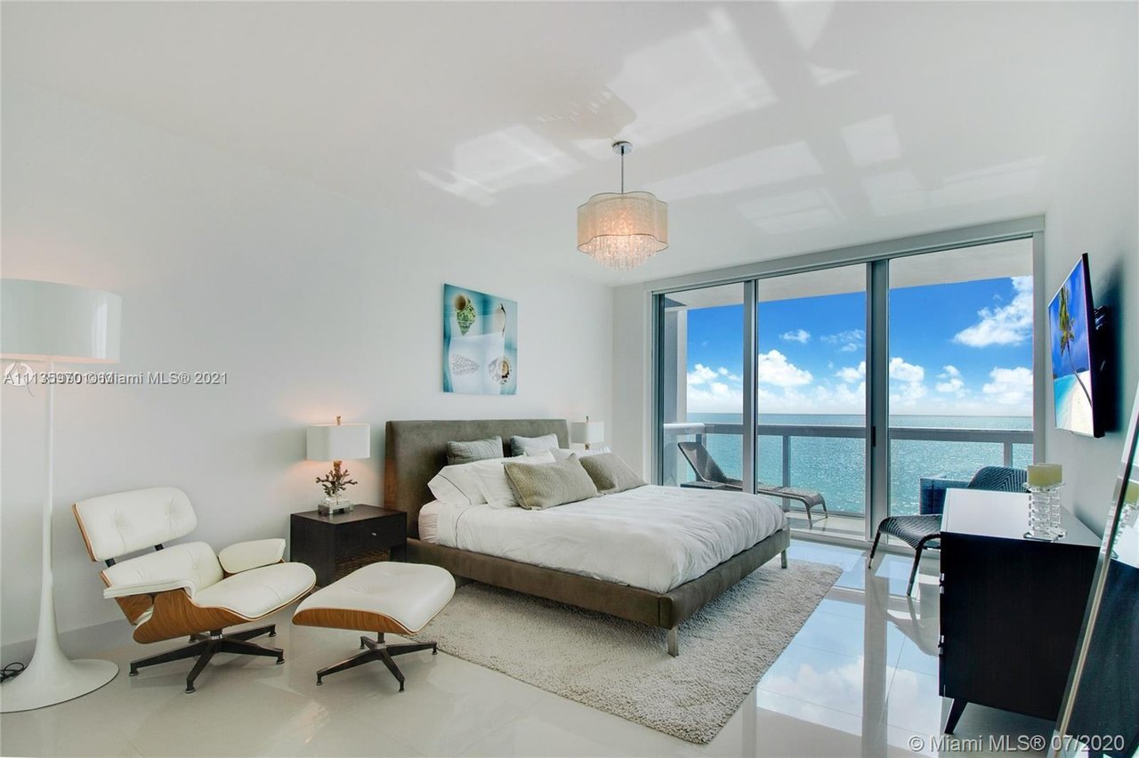 6899 Collins Ave #806