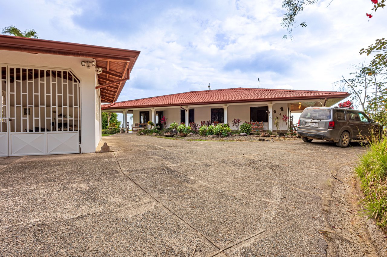 Casa De La Rosa, 3 Bedroom Ocean View Home in Lagunas!