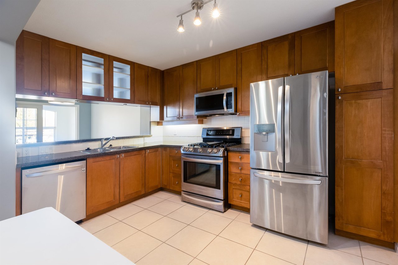 203-4542 W 10th Ave