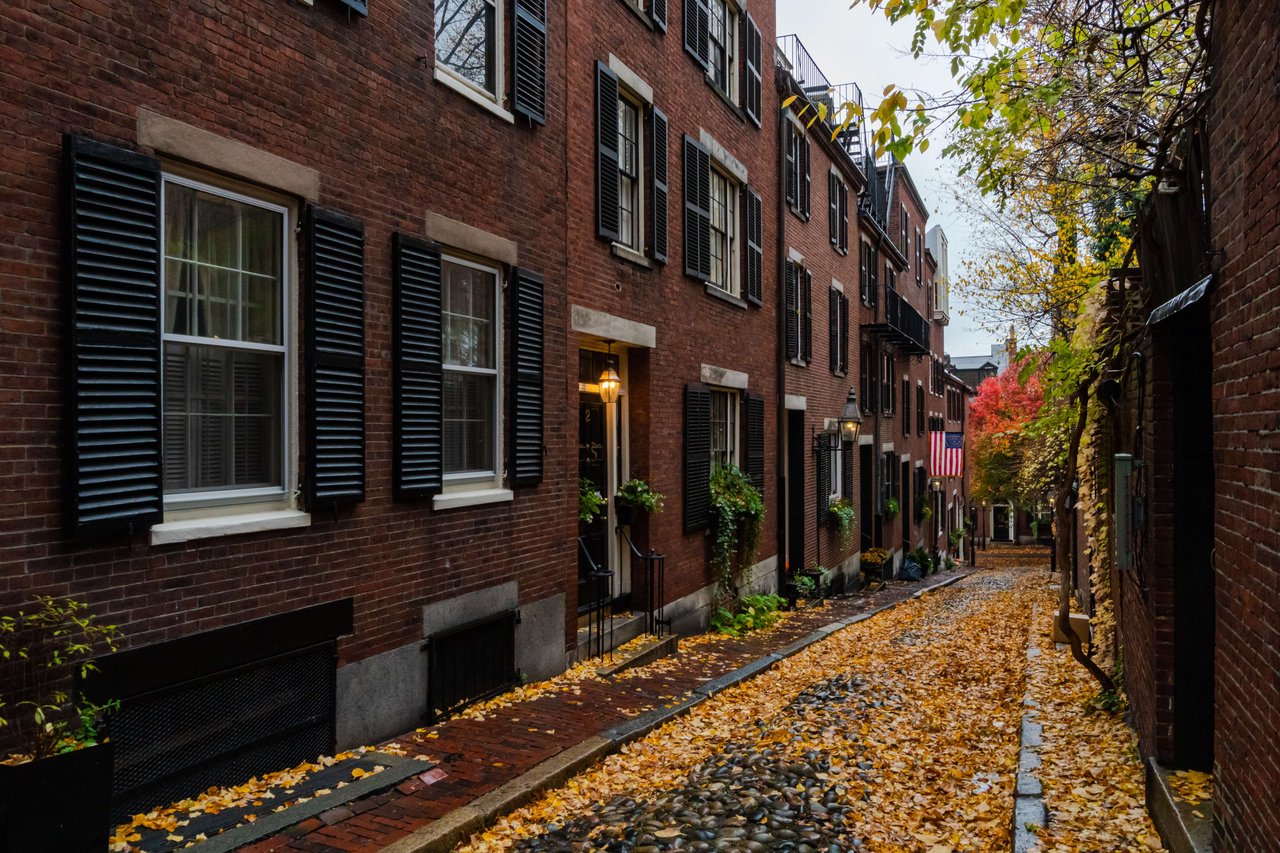 A narrow, cobblestone street lined with brick buildings in Boston