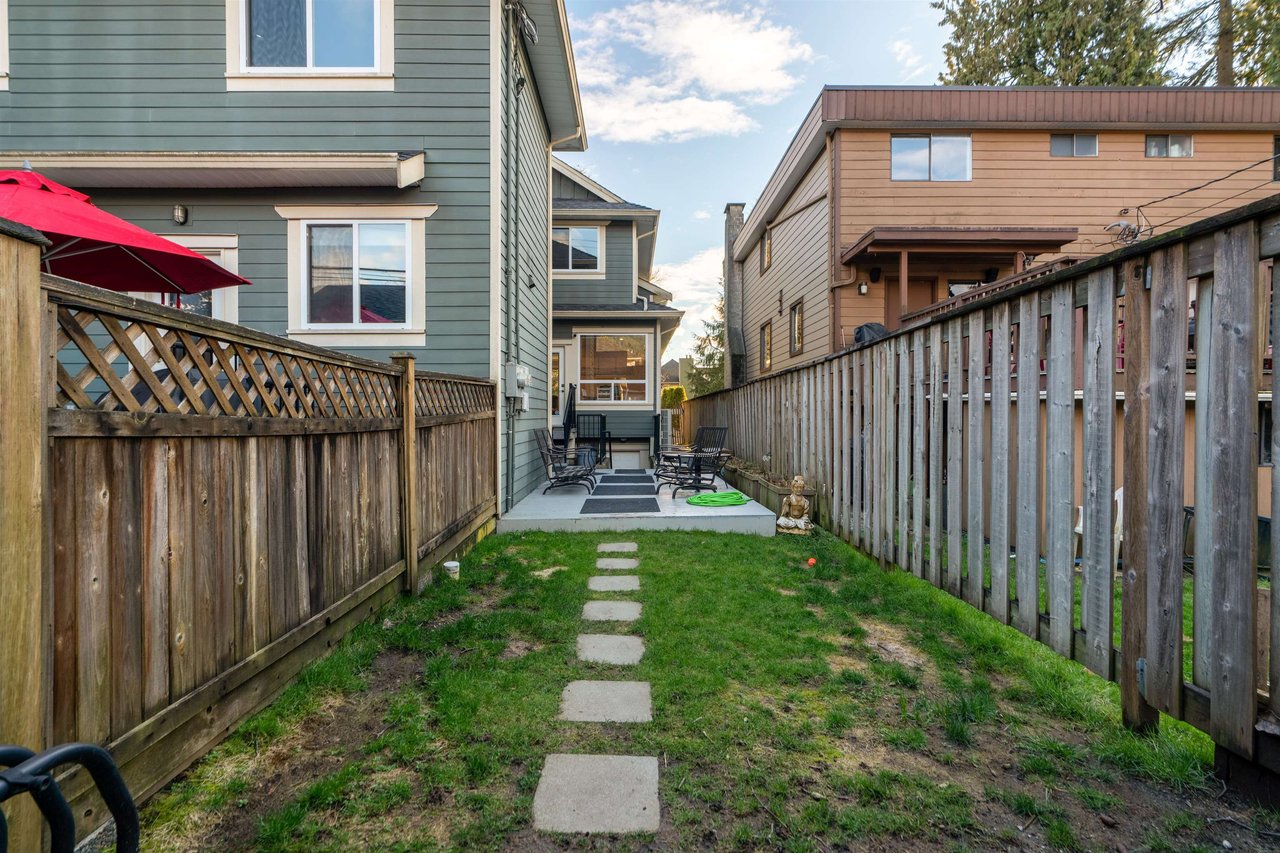 250 E 17th St