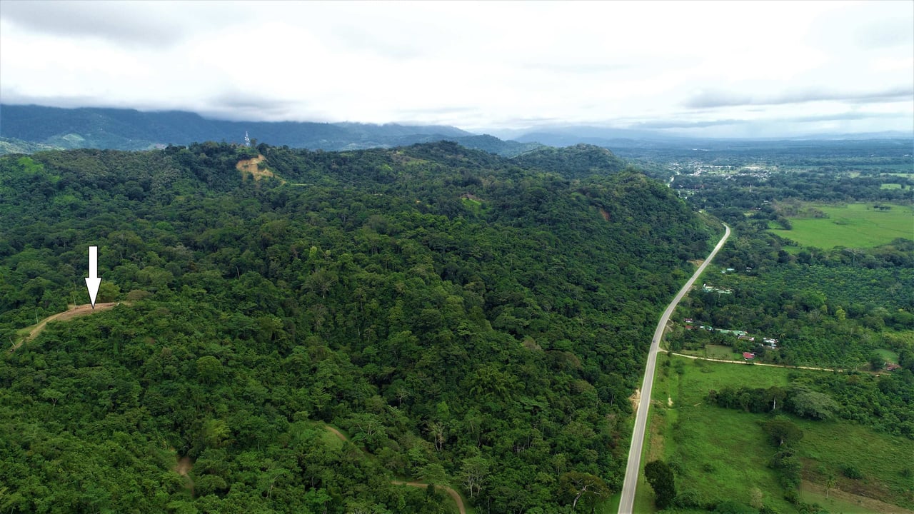 9 acres property with 360 panoramic views and 80m highway frontage