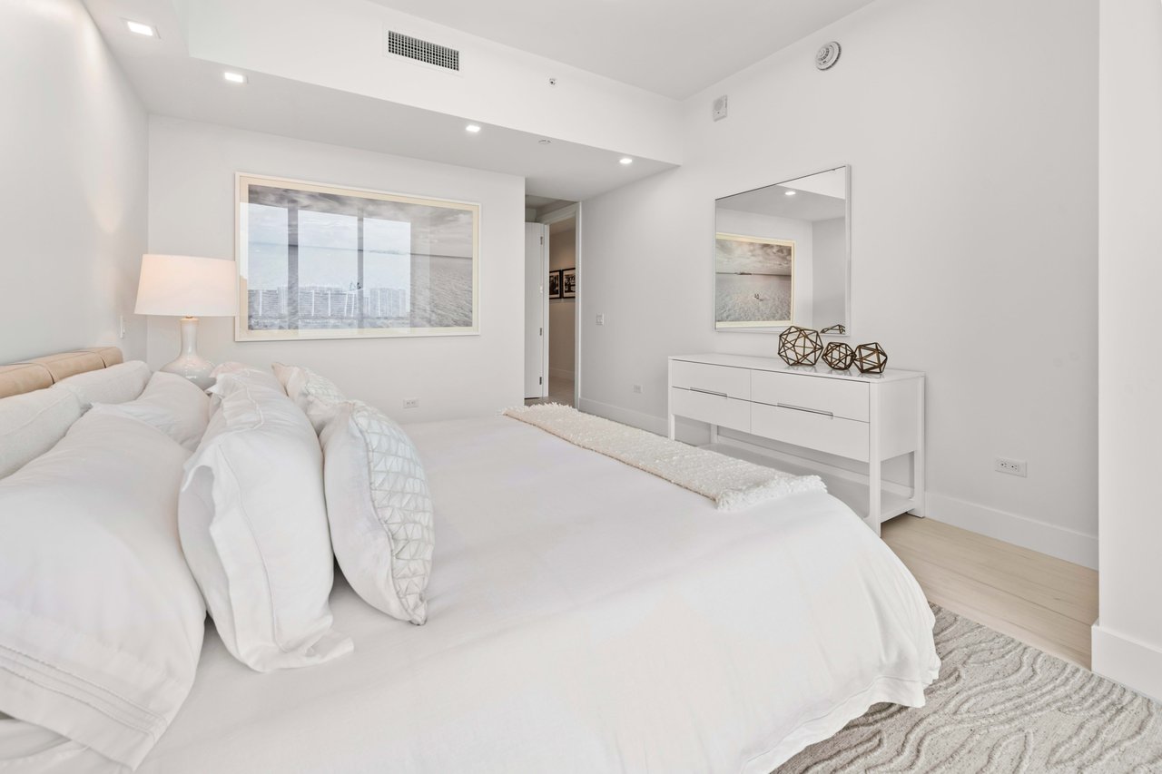 18501 Collins Ave Unit: 703