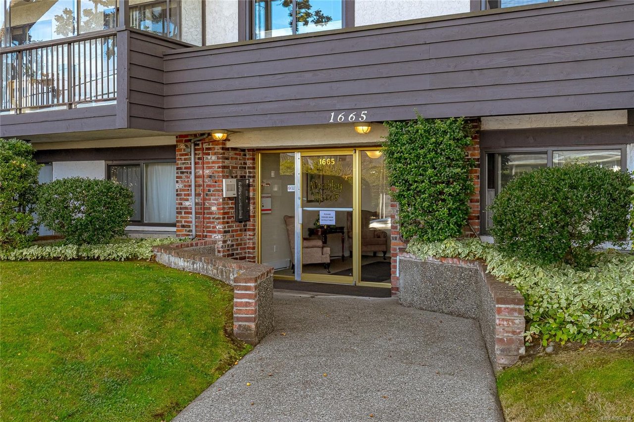 304-1665 Oak Bay Ave