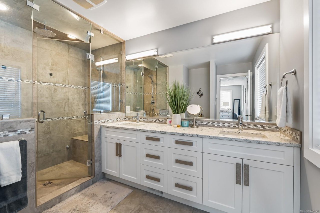 7364 Lakefront Dr, Lake Cowichan
