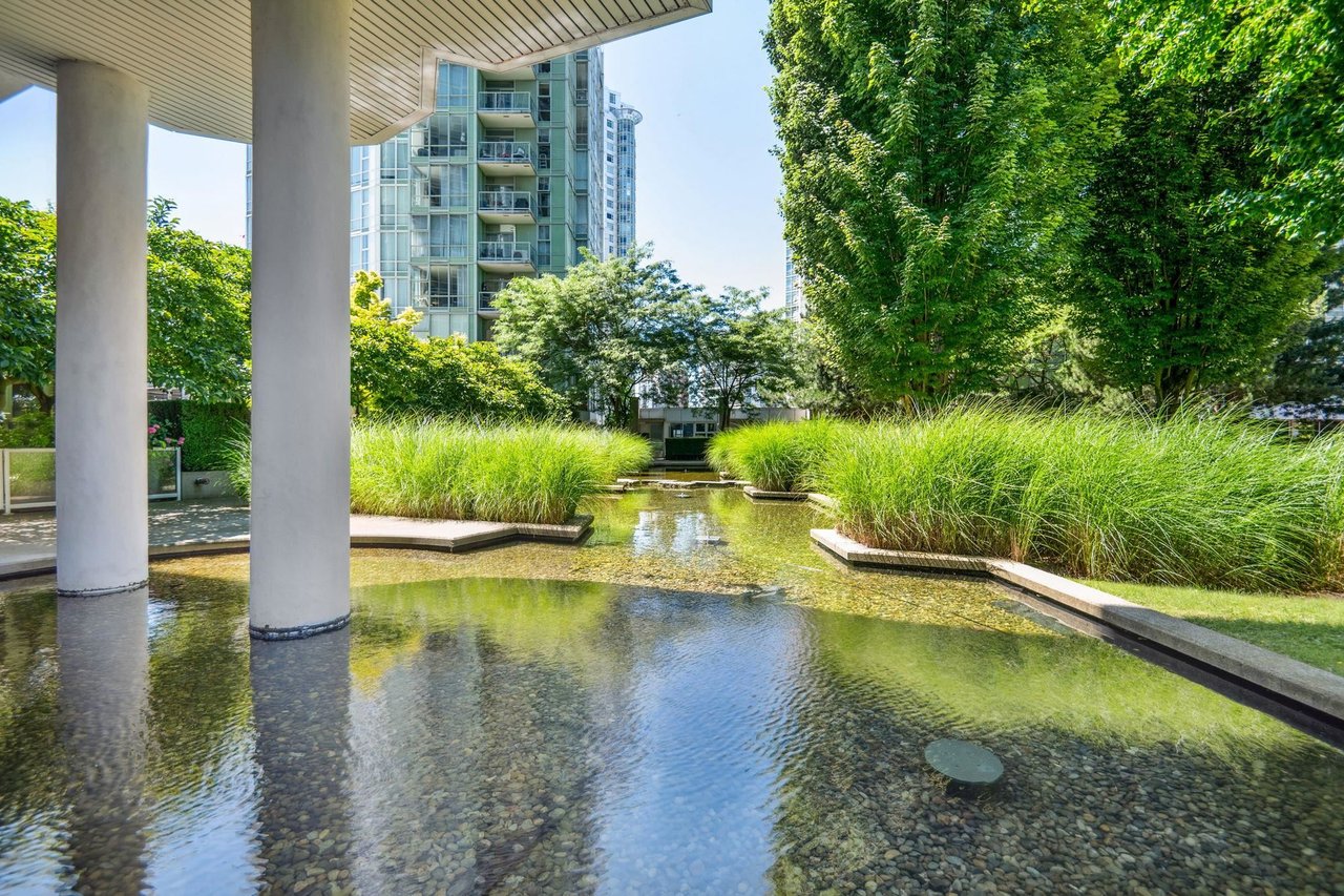 801-1077 Marinaside Cres