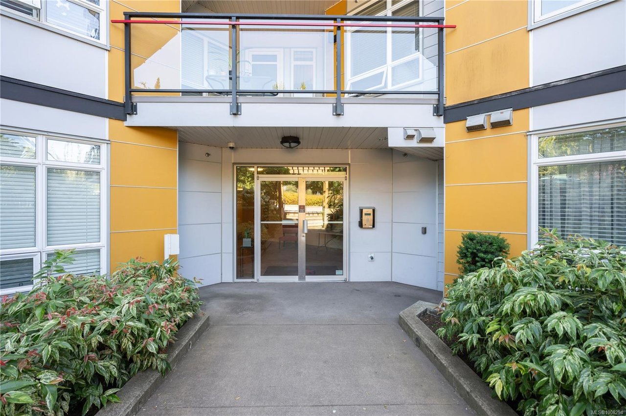106-935 Cloverdale Ave, Saanich