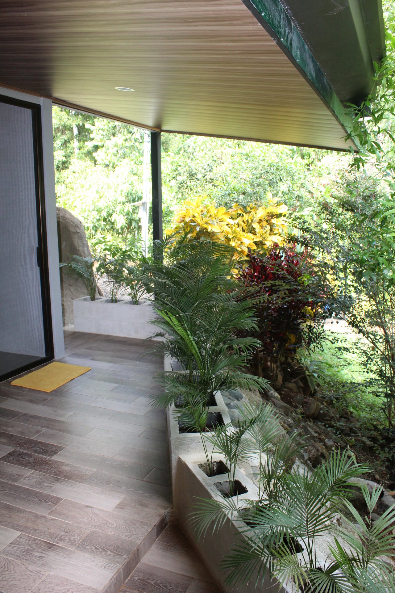 Spacious 2 Bedroom Minutes to the Beach