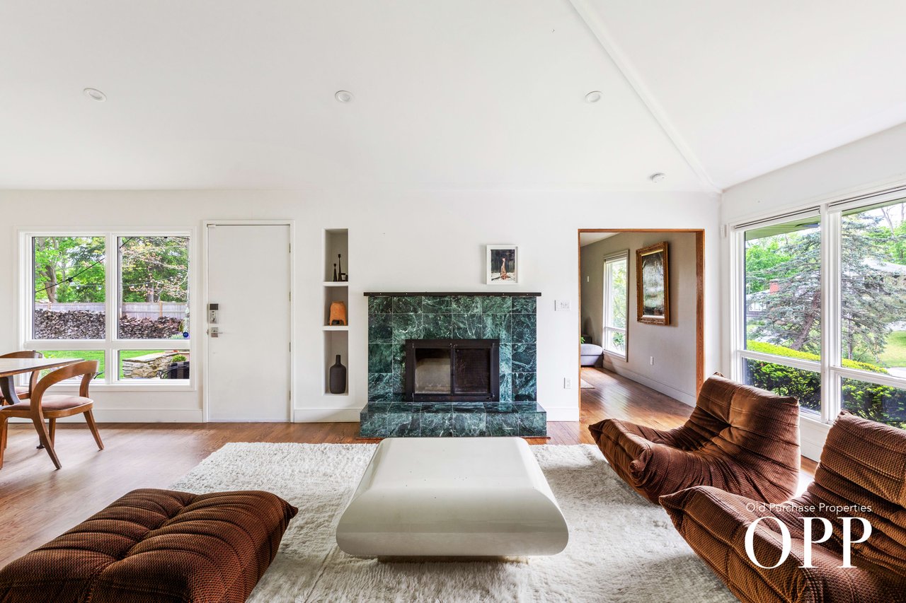 MID-CENTURY MODERN GEM IN THE HAMLET