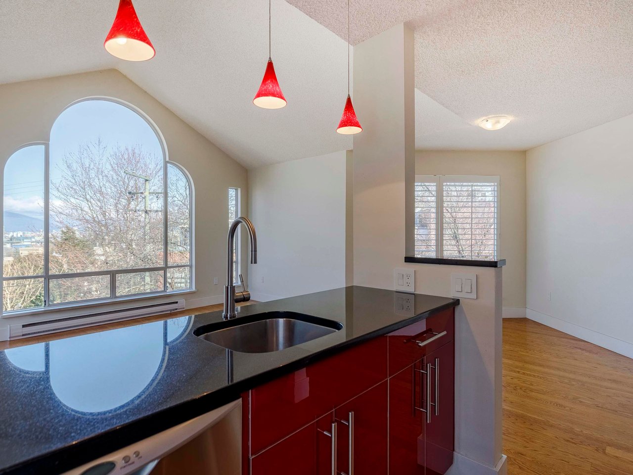303-1100 W 7th Ave