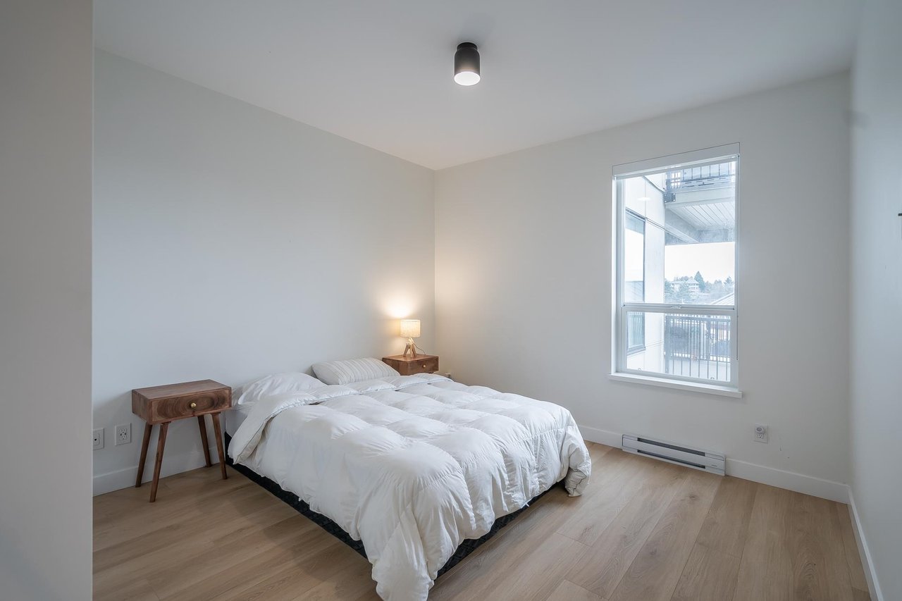 327-2493 Montrose Ave