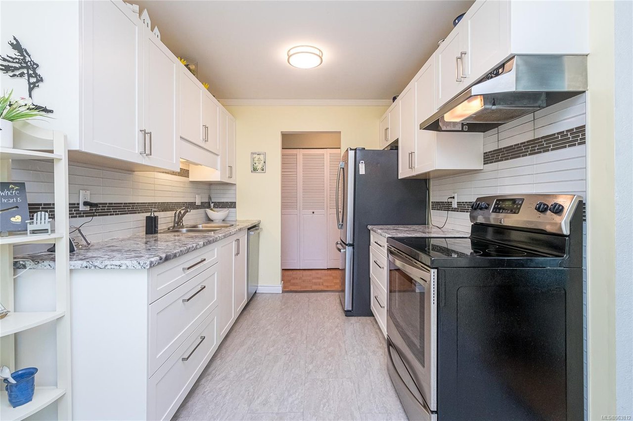 304-1665 Oak Bay Ave
