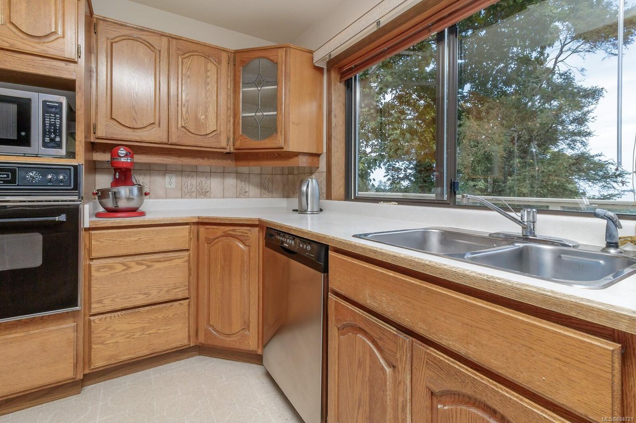 2270 Arbutus Rd