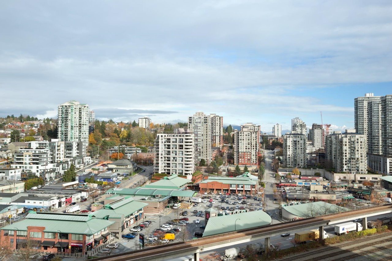 1704-1235 Quayside Dr