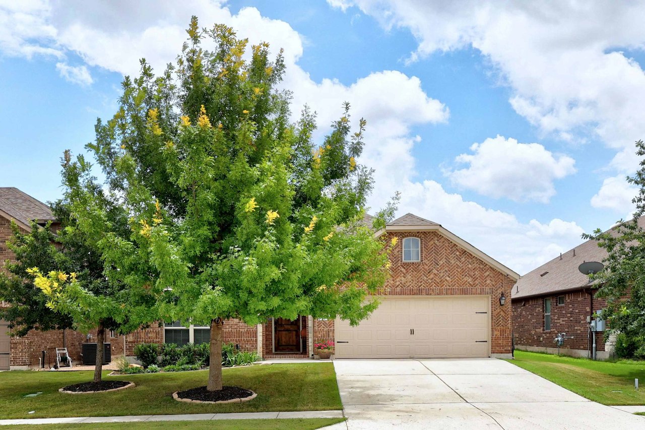 Beautifully Appointed Single-Story in Oak Creek: Modern Floors and Screened-In Patio Overlooking Green Space w/ NO Backyard Neighbor!