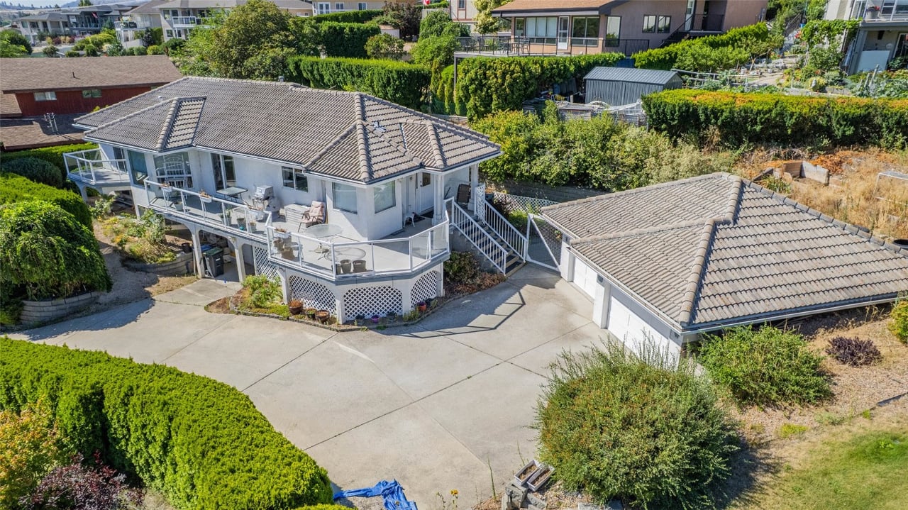 6752 Lakeside Dr