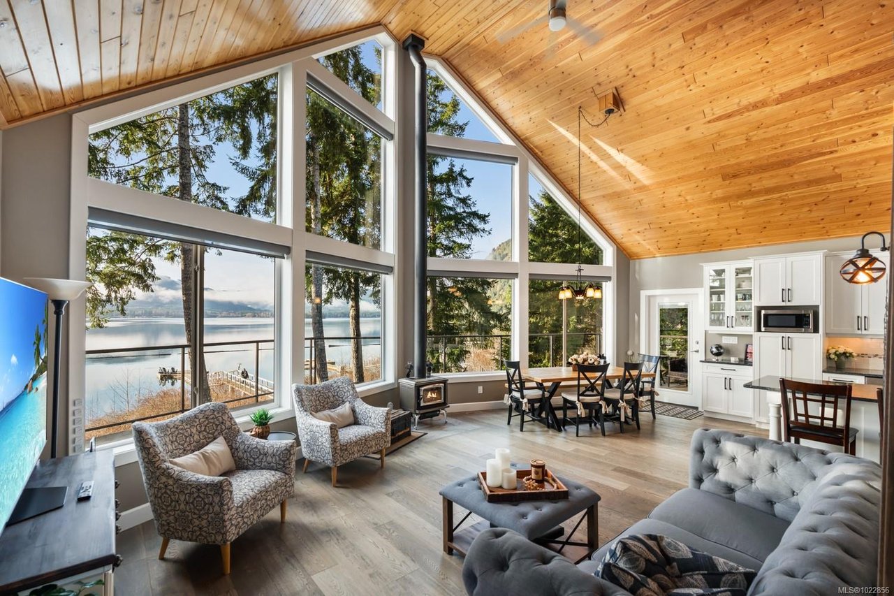 7364 Lakefront Dr, Lake Cowichan
