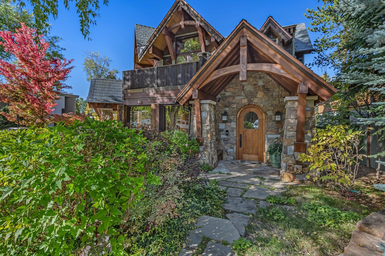 Magnificent and Timeless Mountain Home in Aspen 