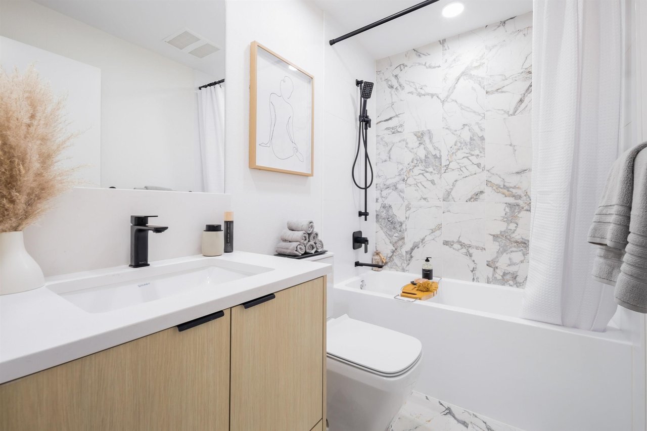 305-402 E 3rd Street, North Vancouver