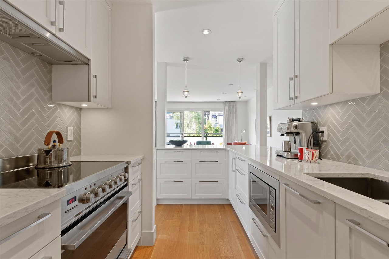 301-2255 York Ave