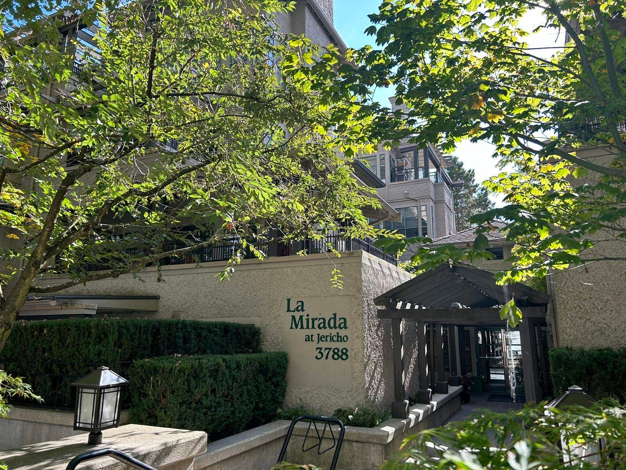402-3788 W 8th Ave