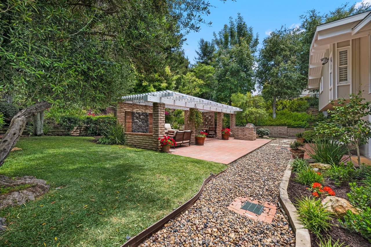 Hot New Mid Century Modern Listing!