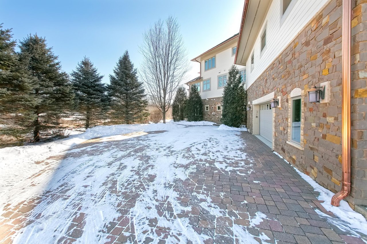 Gorgeous Estate in Inver Grove Heights!