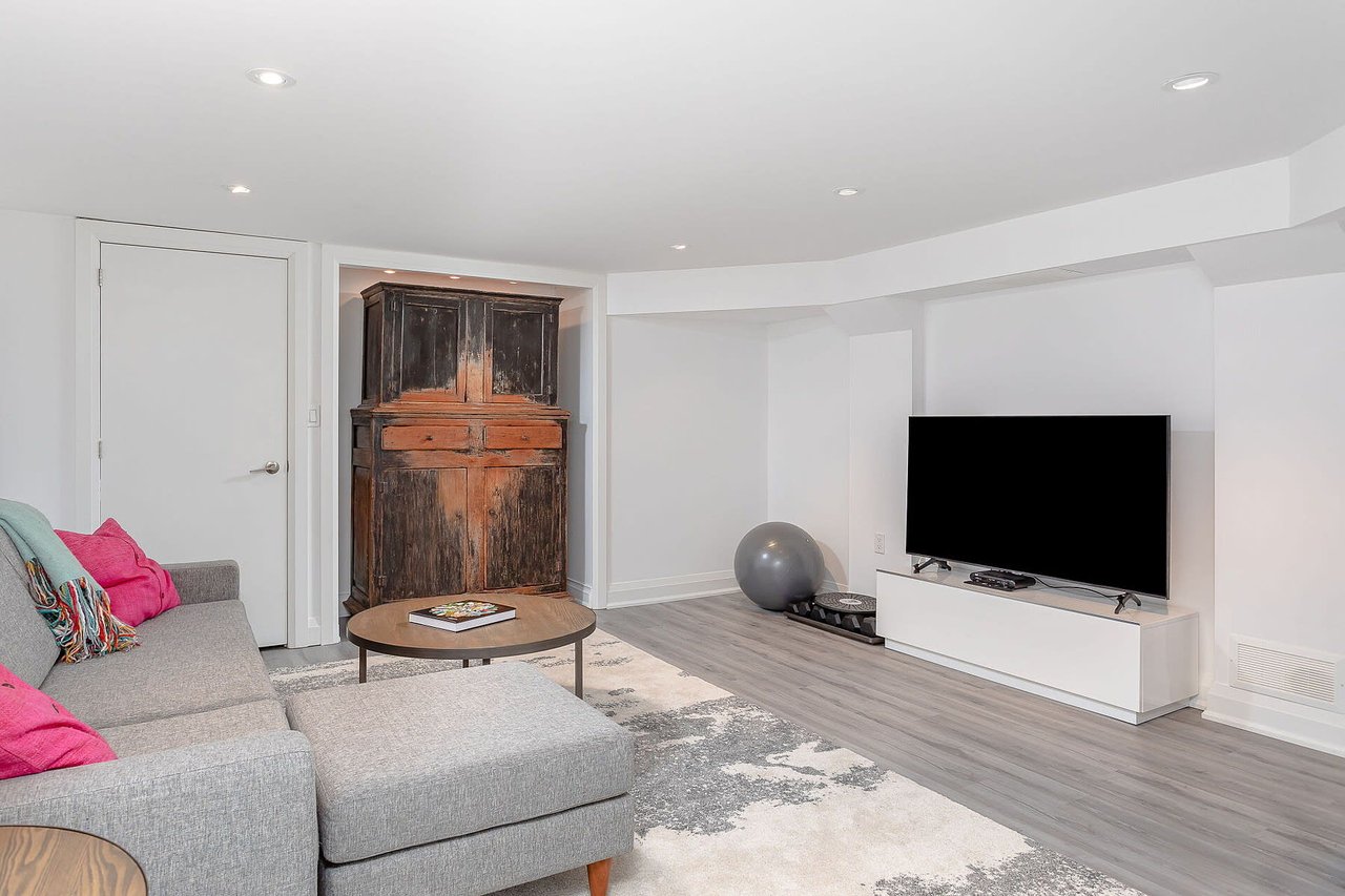 Davisville Village Stylish Reno