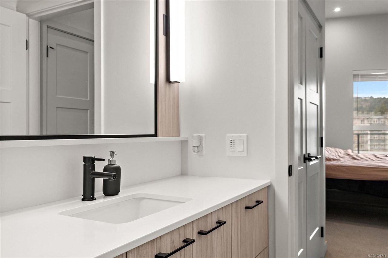 606-947 WhirlaWy Cres