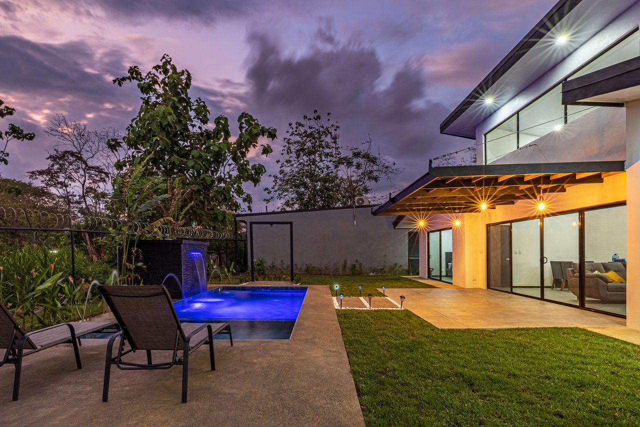 Brand new House in Uvita, 3 Bed, 2Bath. Walk to the Stores