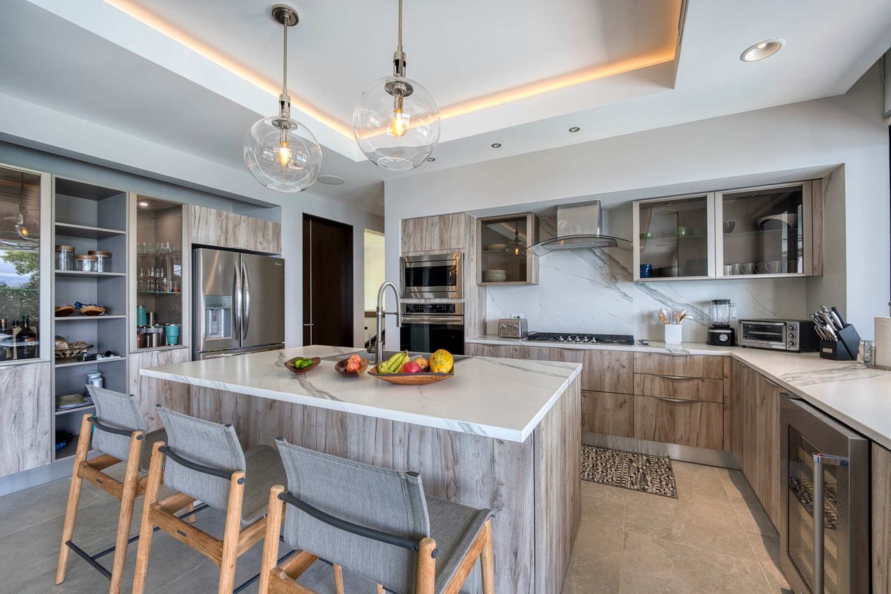 Luxury 4 Bed Ocean View Estate in Costa Verde
