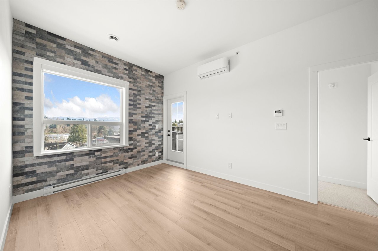 503-2493 Montrose Ave