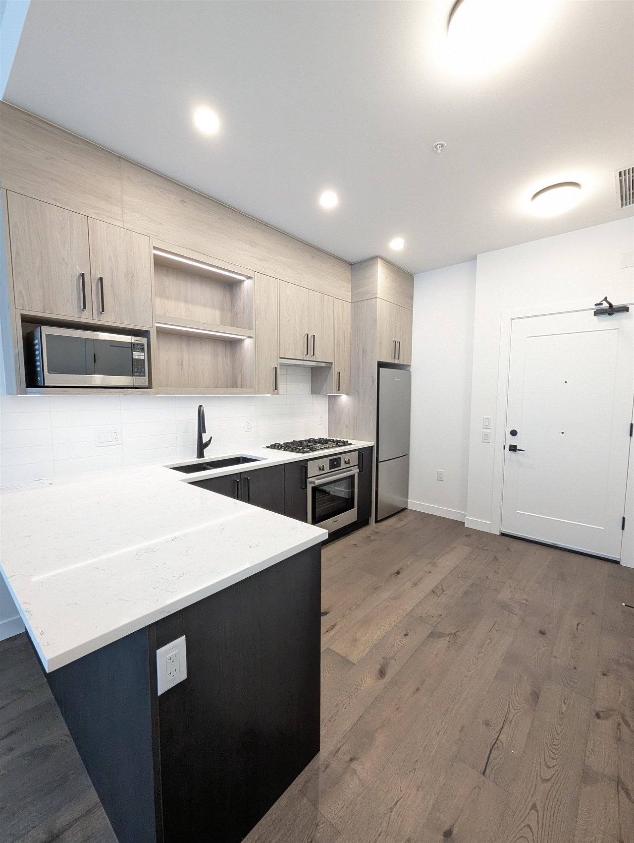 106-6859 Cambie St