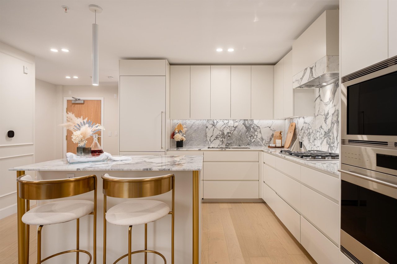 204-3668 W 10th Ave
