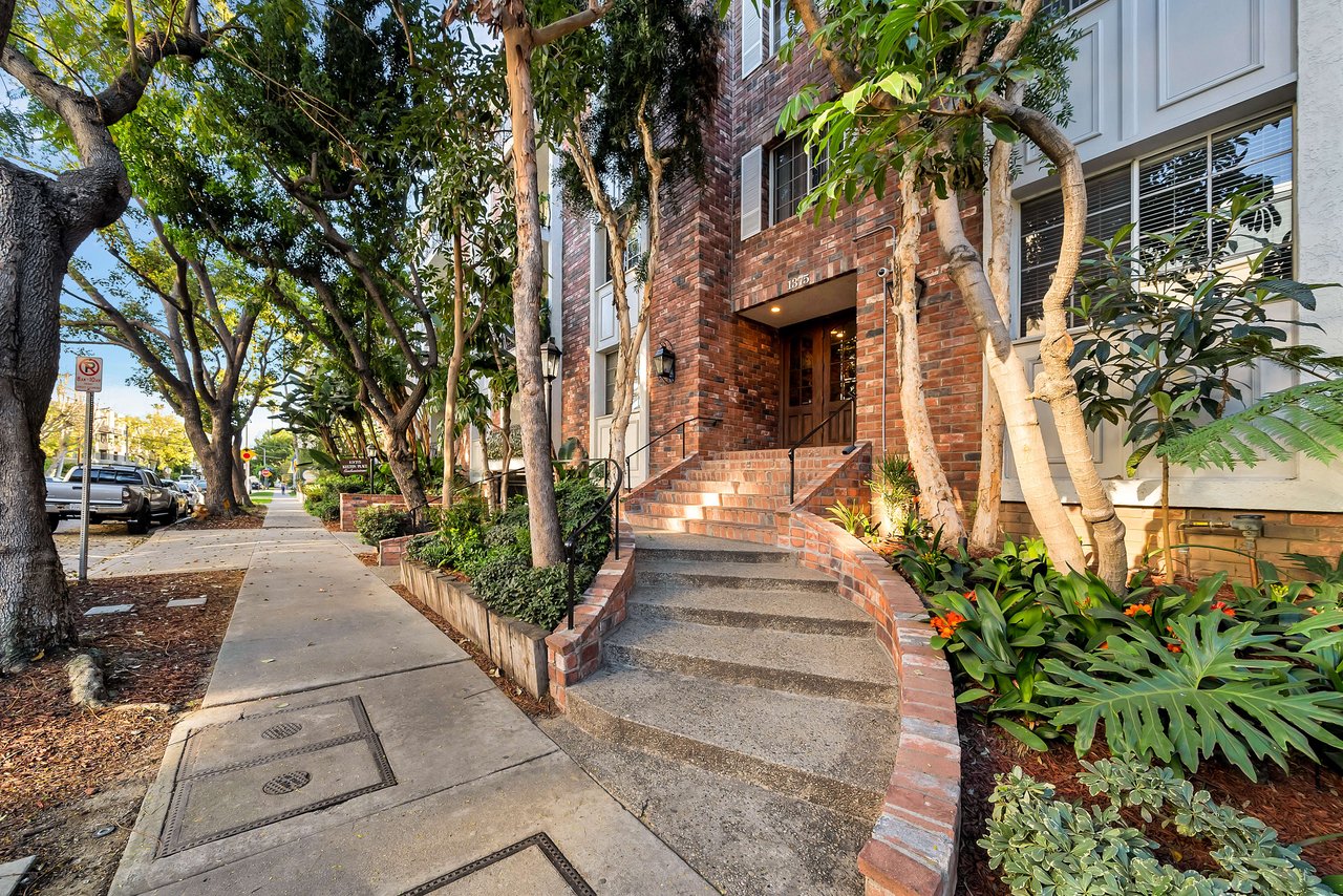 1375 Kelton Ave #104 