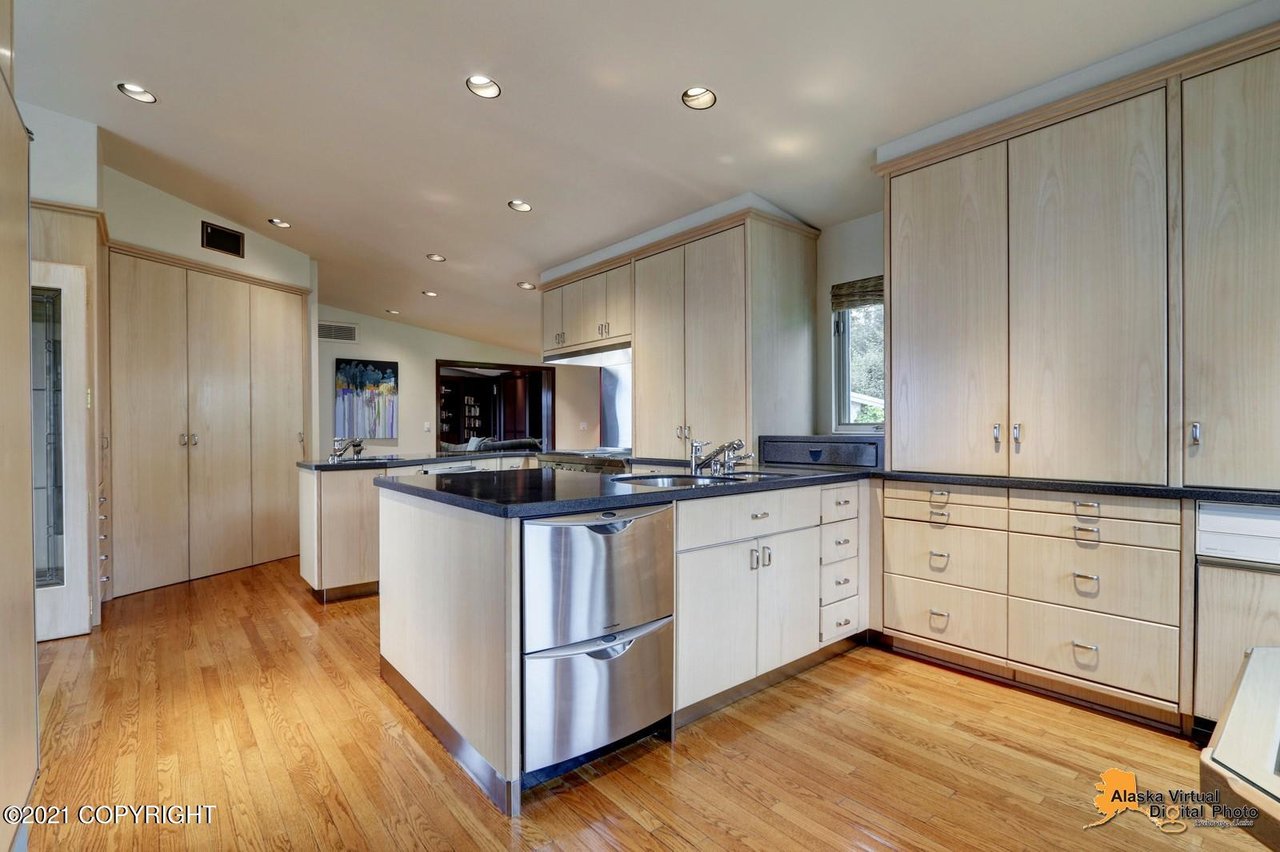 9301 Slalom Dr