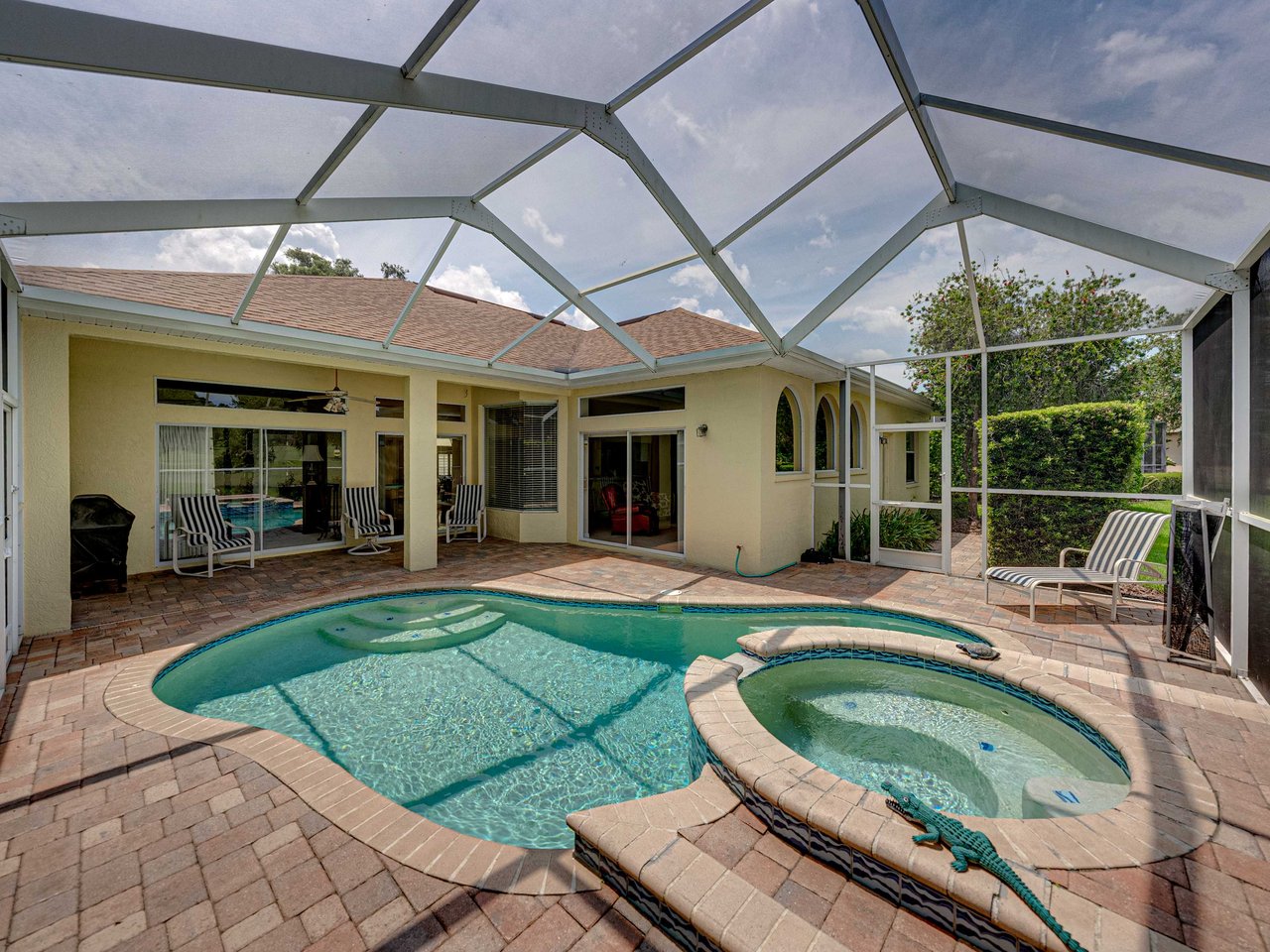 12427 FOREST HIGHLANDS DR