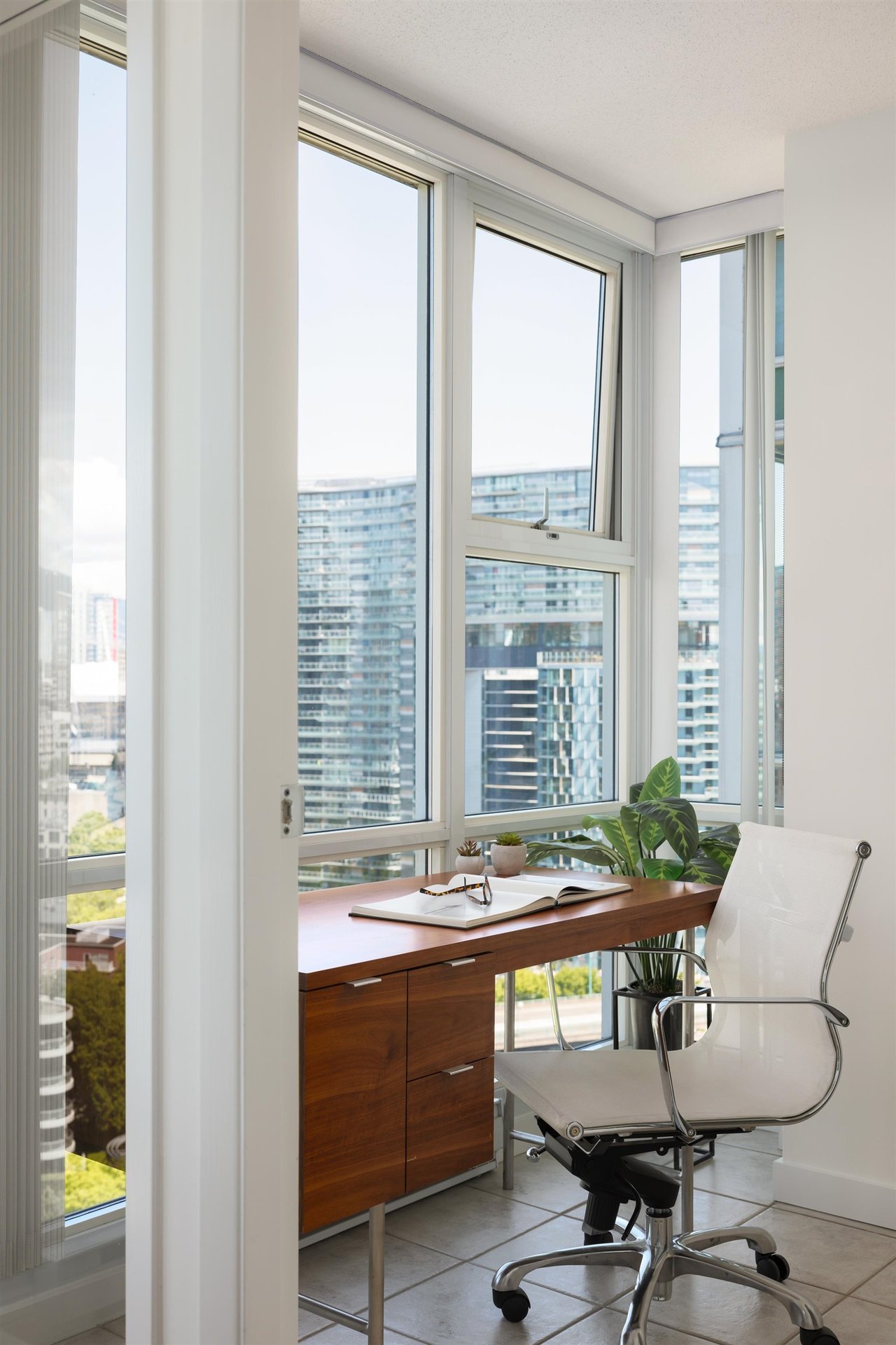 2106-1077 Marinaside Cres