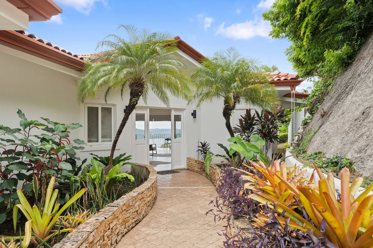 CASA FELIZ , PACIFIC HEIGHTS | ONLY MINUTES TO THE BEACH WITH SPECTACULAR OCEAN AND VALLEY VIEWS!