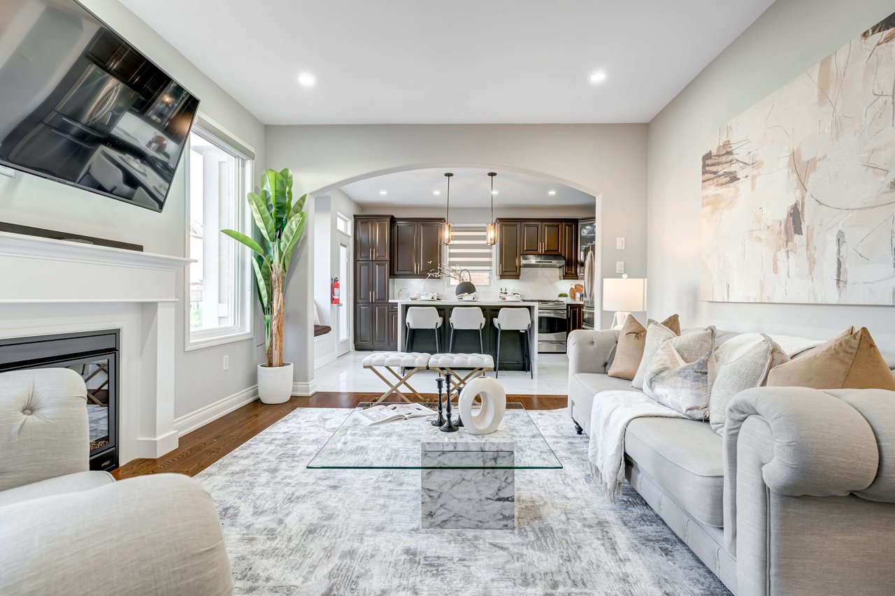 101 Fernglen Crescent
