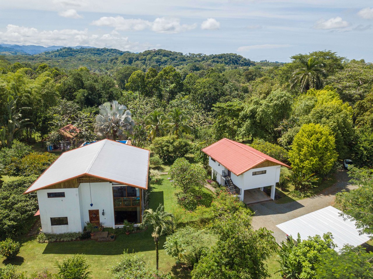 3 Home Acreage- Sustainable Living