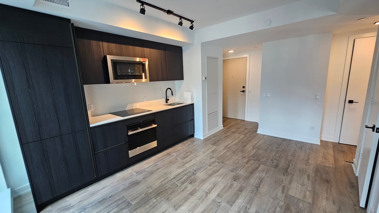 327 King St W Unit: 901