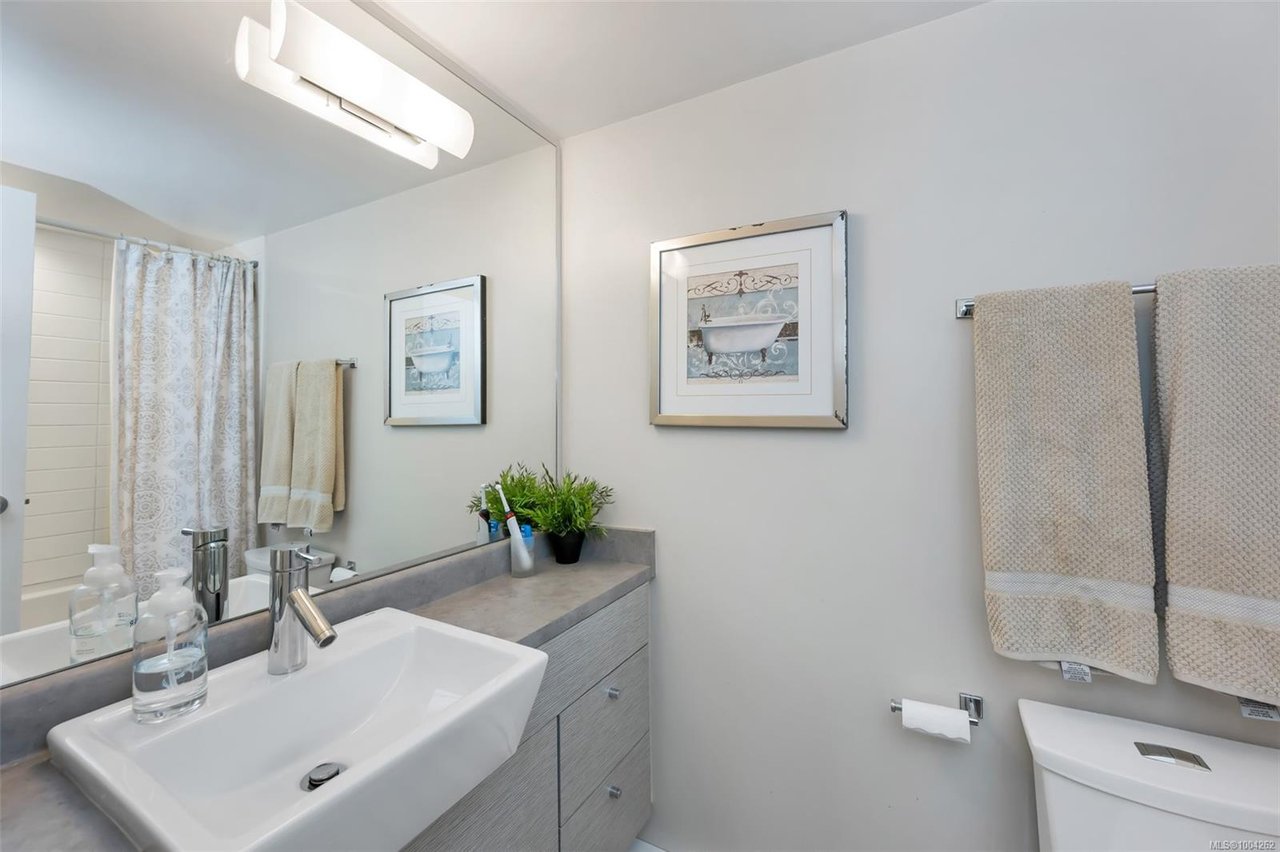 208-787 TYEE Rd, Victoria