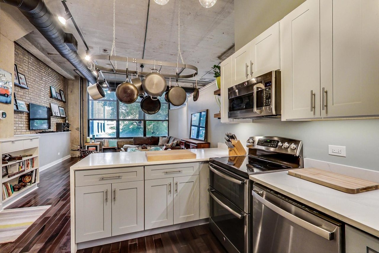 1800 W Roscoe St Apt 201
